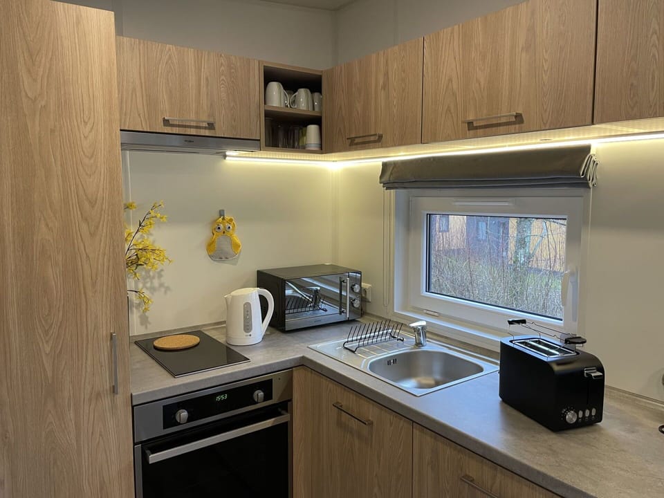 Cabinetry, Countertop, Kitchen Sink, Property, Sink, Kitchen Stove, Gas Stove, Tap, Kitchen, Kitchen Appliance