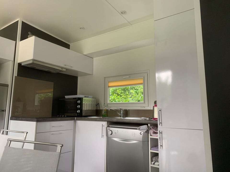 Building, Cabinetry, Countertop, Tap, Kitchen Appliance, Home Appliance, Kitchen Stove, Kitchen, Sink, Kitchen Sink