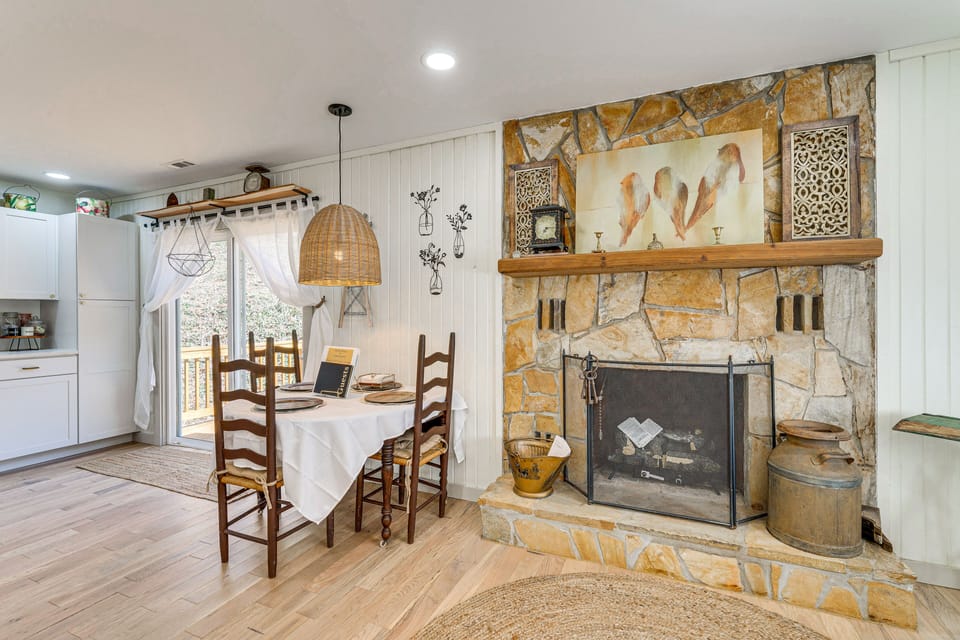 Dining Area | Dishware/Flatware | Fireplace (Decorative)