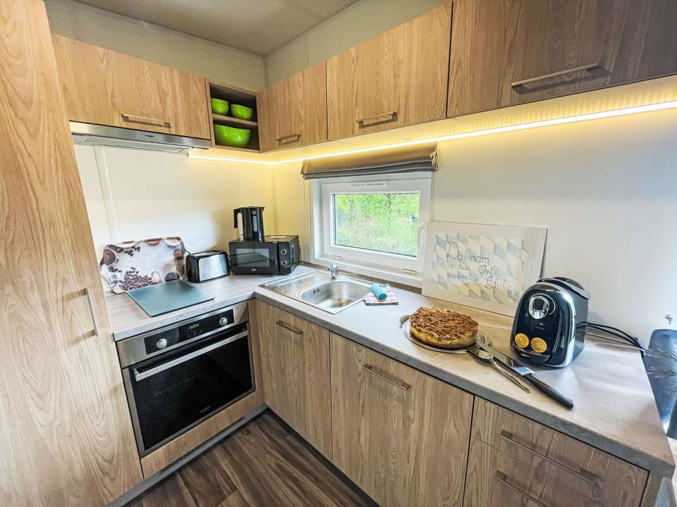 Countertop, Property, Cabinetry, Wood, Kitchen, Interior Design, Flooring, Home Appliance, Floor, Kitchen Appliance