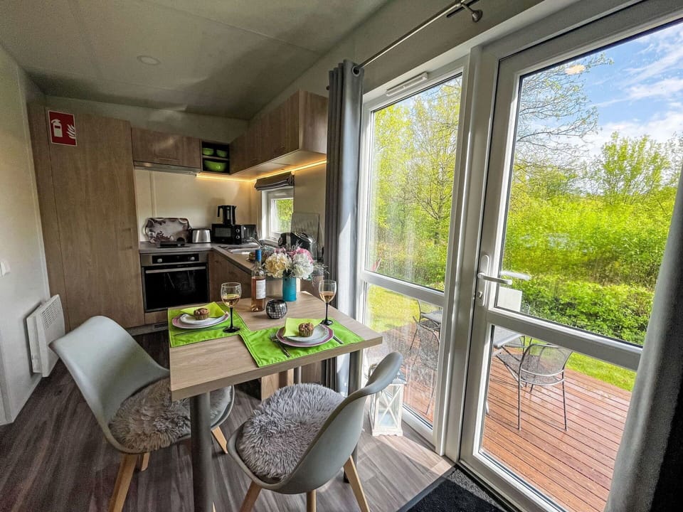Table, Furniture, Property, Building, Plant, Chair, Wood, Architecture, Window, Interior Design