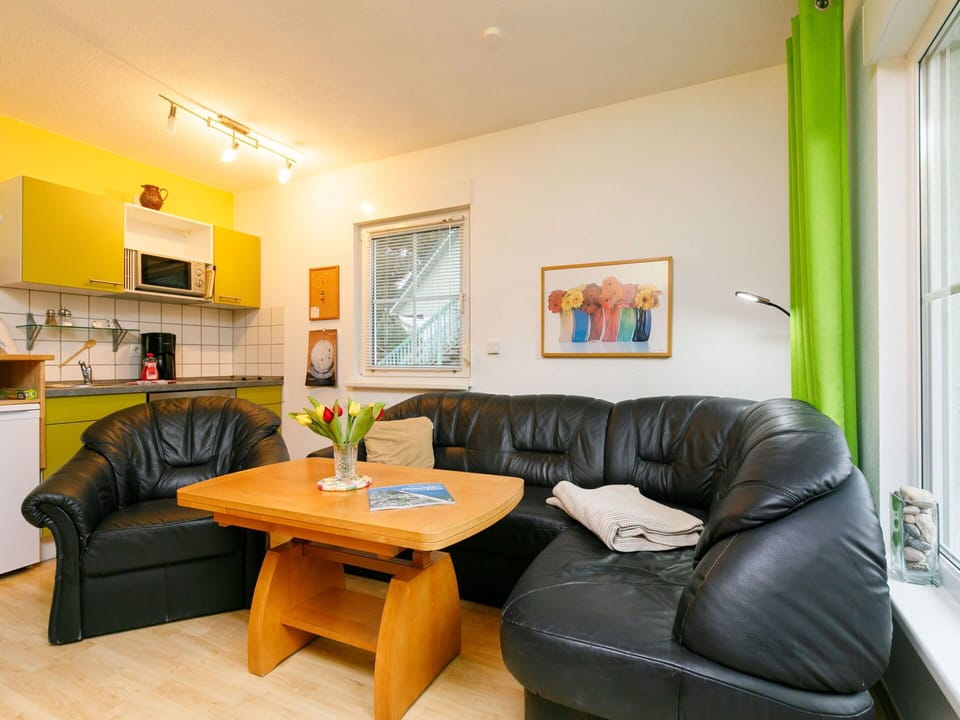 Furniture, Table, Couch, Picture Frame, Property, Comfort, Wood, Houseplant, Interior Design, Studio Couch