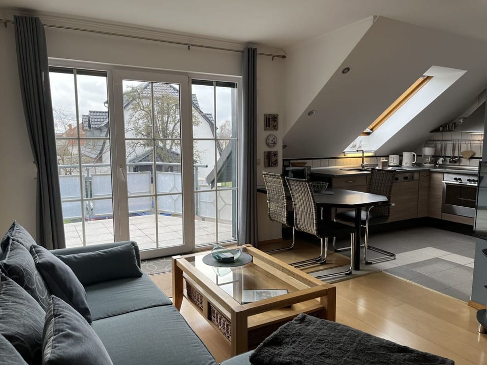 Property, Table, Furniture, Couch, Building, Interior Design, Architecture, Living Room, Comfort, Wood