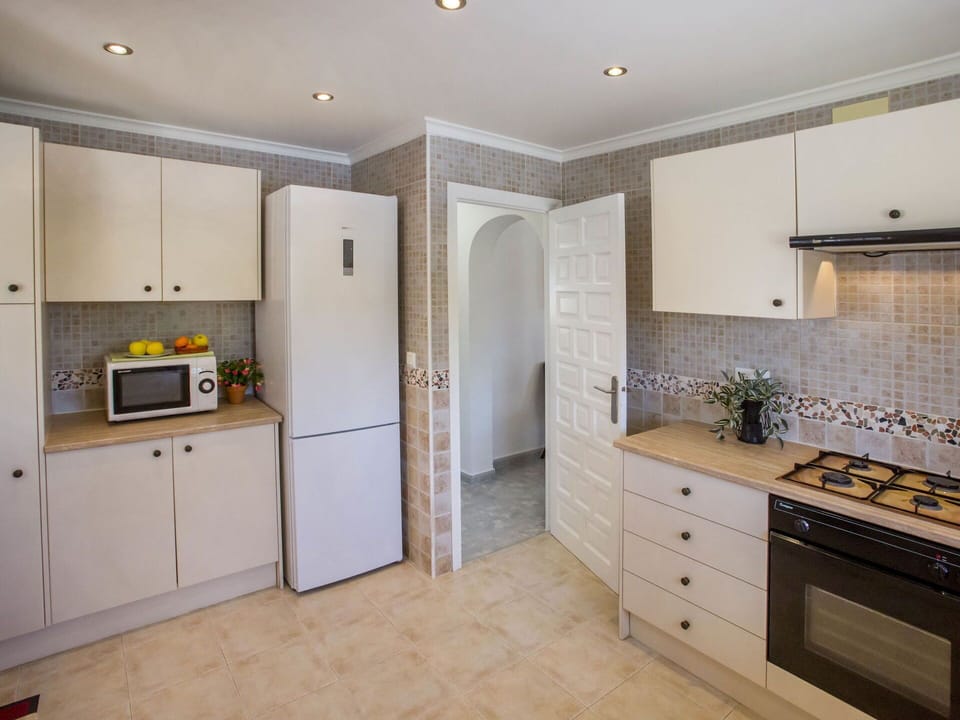 Cabinetry, Countertop, Property, Building, Furniture, Kitchen, Interior Design, Wood, Drawer, Floor