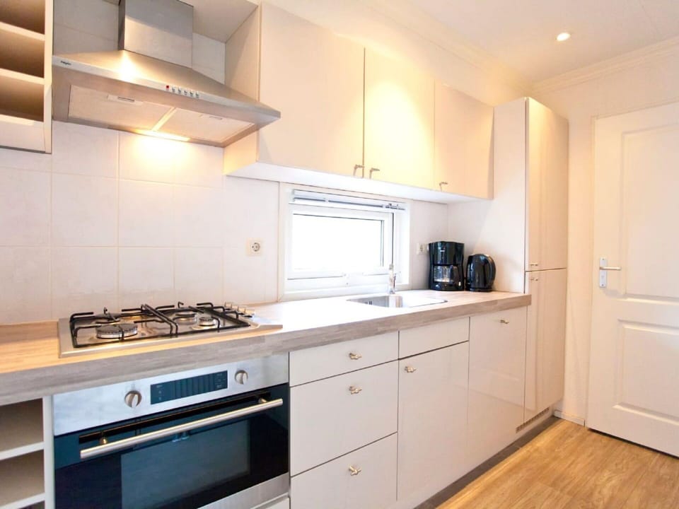 Cabinetry, Countertop, Property, Furniture, Kitchen Appliance, Kitchen Stove, Building, Kitchen, Home Appliance, Cooktop