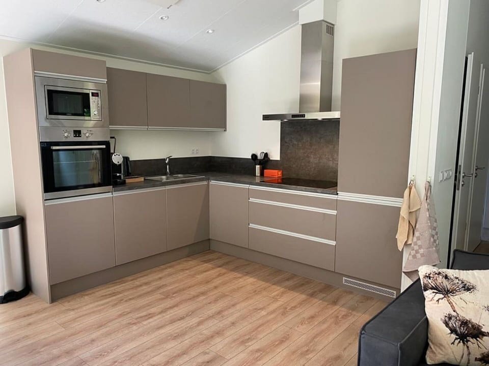 Cabinetry, Property, Countertop, Kitchen Appliance, Building, Interior Design, Home Appliance, Wood, Flooring, Kitchen Stove