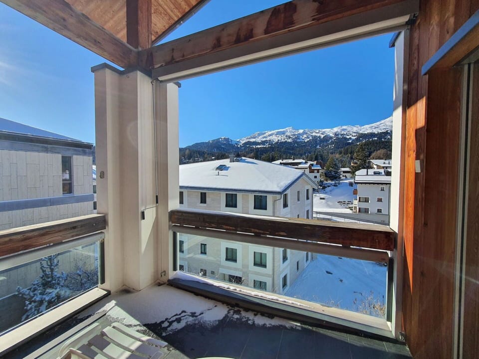 Apartment, Composite Material, Balcony, Winter, Daylighting, Freezing