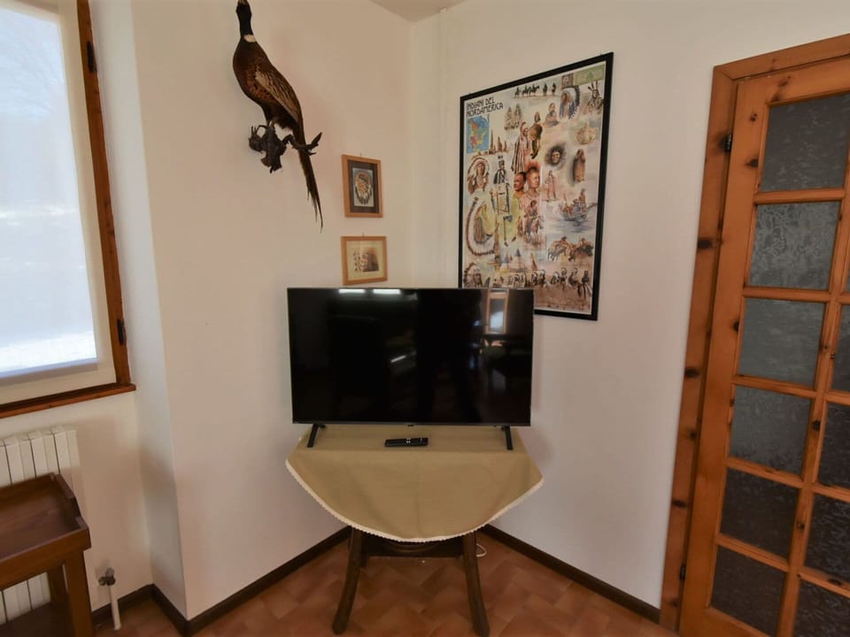 Picture Frame, Furniture, Wood, Window, Building, Interior Design, Flooring, Television, Floor, Hardwood