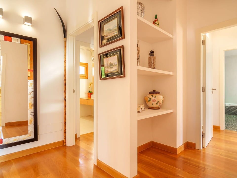 Picture Frame, Property, Building, Wood, Interior Design, Hall, House, Floor, Flooring, Wall