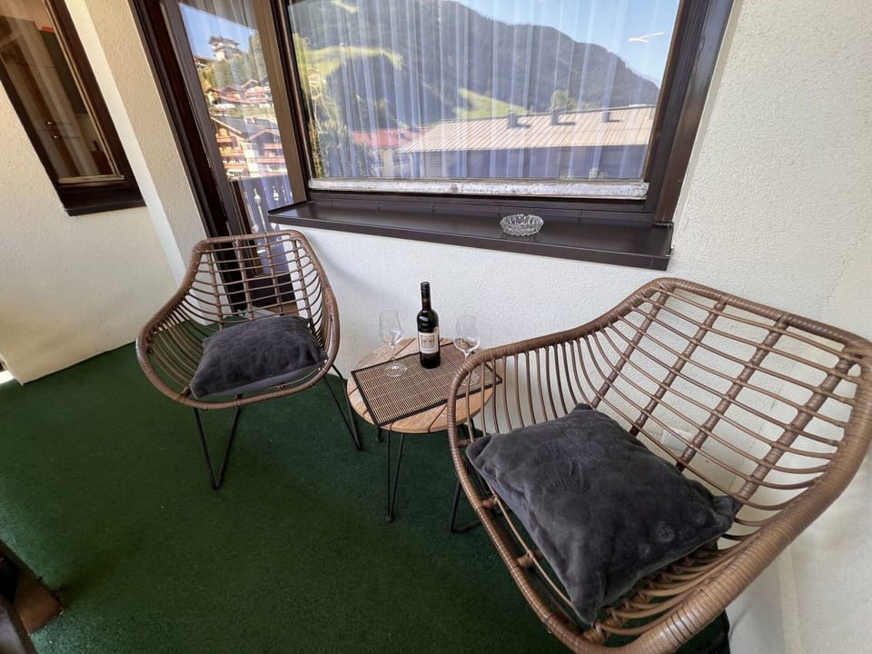 Property, Furniture, Building, Wood, Comfort, Interior Design, Architecture, Chair, Floor, Flooring