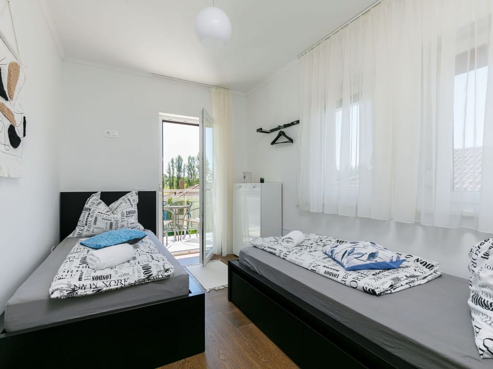 Property, Window, Textile, Interior Design, Wood, Architecture, Flooring, Floor, Comfort, Bed Frame
