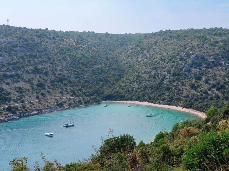 Water, Water Resources, Sky, Plant Community, Mountain, Azure, Tree, Natural Landscape, Lake, Vegetation