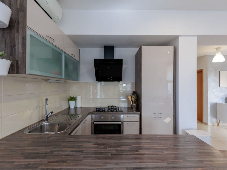 Cabinetry, Countertop, Kitchen Sink, Sink, Tap, Wood, Kitchen, Lighting, Kitchen Stove, Flooring