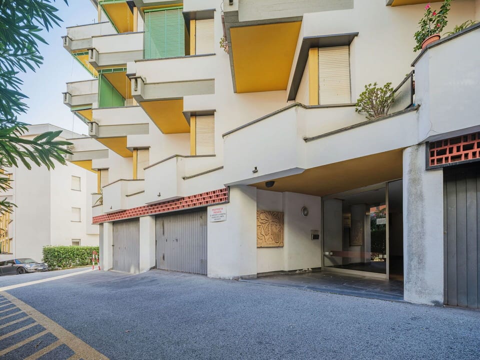 Daytime, Property, Building, Plant, Window, Neighbourhood, Urban Design, Residential Area, Road Surface, Real Estate