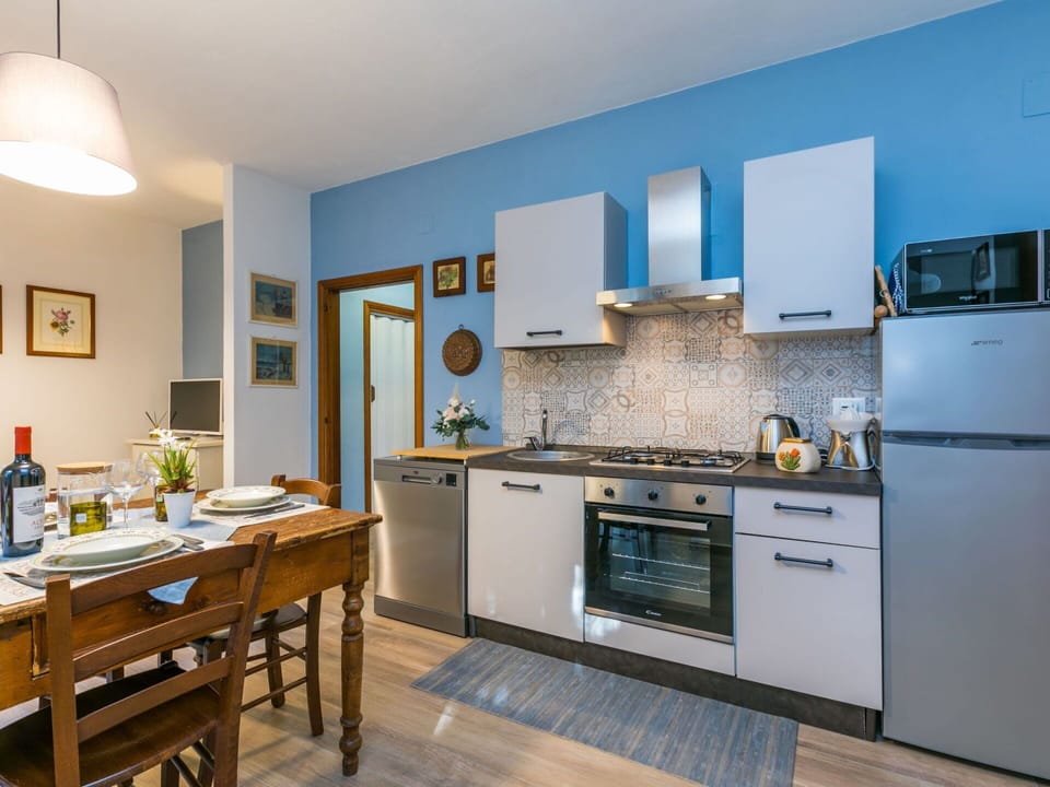 Cabinetry, Furniture, Property, Countertop, Table, Kitchen Stove, Wood, Building, Interior Design, Gas Stove