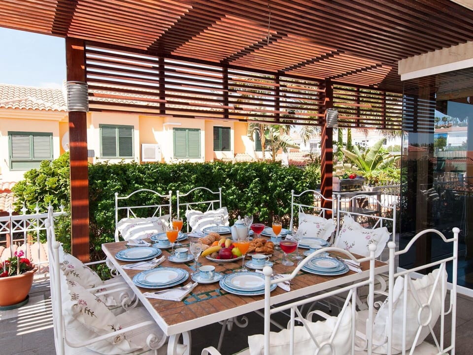 Plant, Furniture, Property, Table, Building, Flowerpot, Tableware, Outdoor Table, Chair, Outdoor Furniture