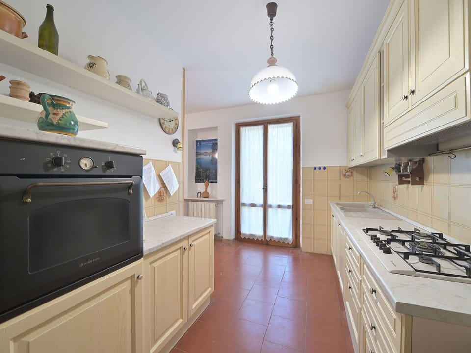 Sky, Property, Window, Building, Tree, Vegetation, Architecture, Urban Design, Plant