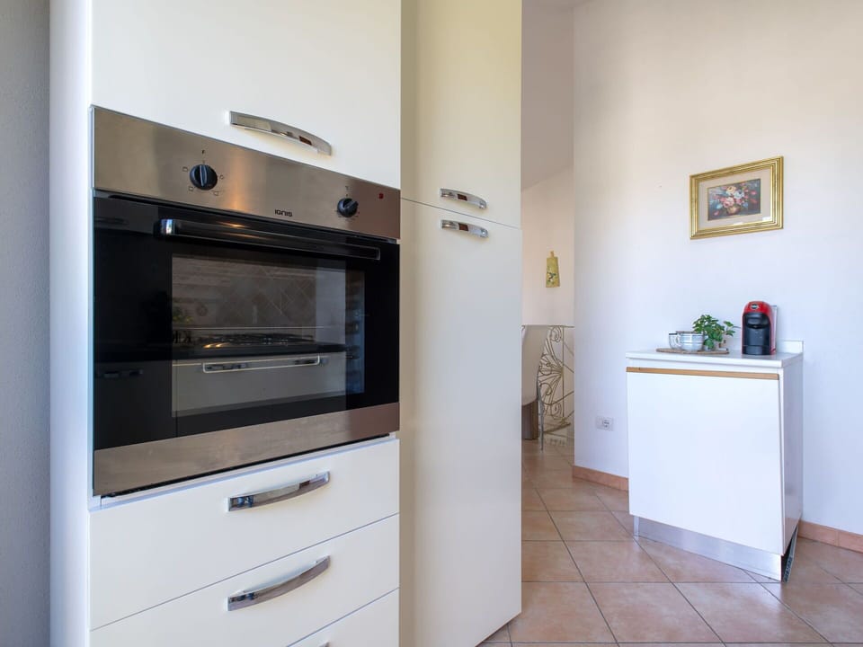 Kitchen Appliance, Major Appliance, Kitchen, Wood, Flooring, Cabinetry, Interior Design, Home Appliance, Countertop, Floor