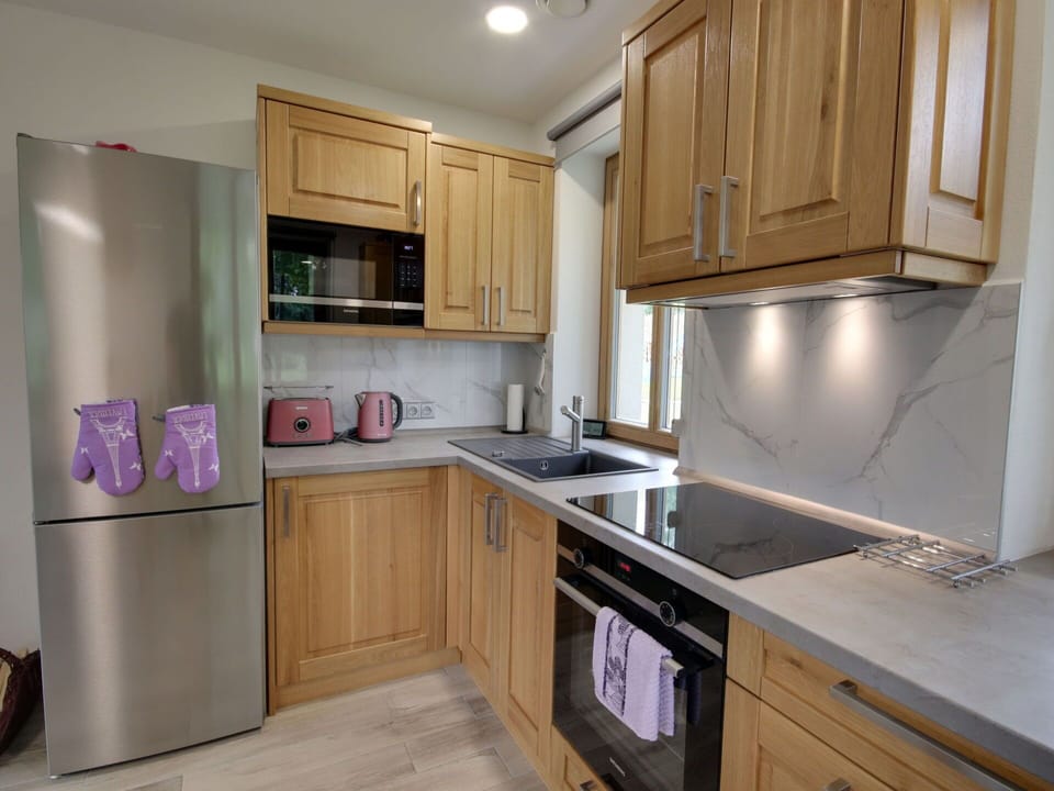 Brown, Cabinetry, Property, Countertop, Kitchen Appliance, Kitchen, Wood, Home Appliance, Kitchen Sink, Kitchen Stove