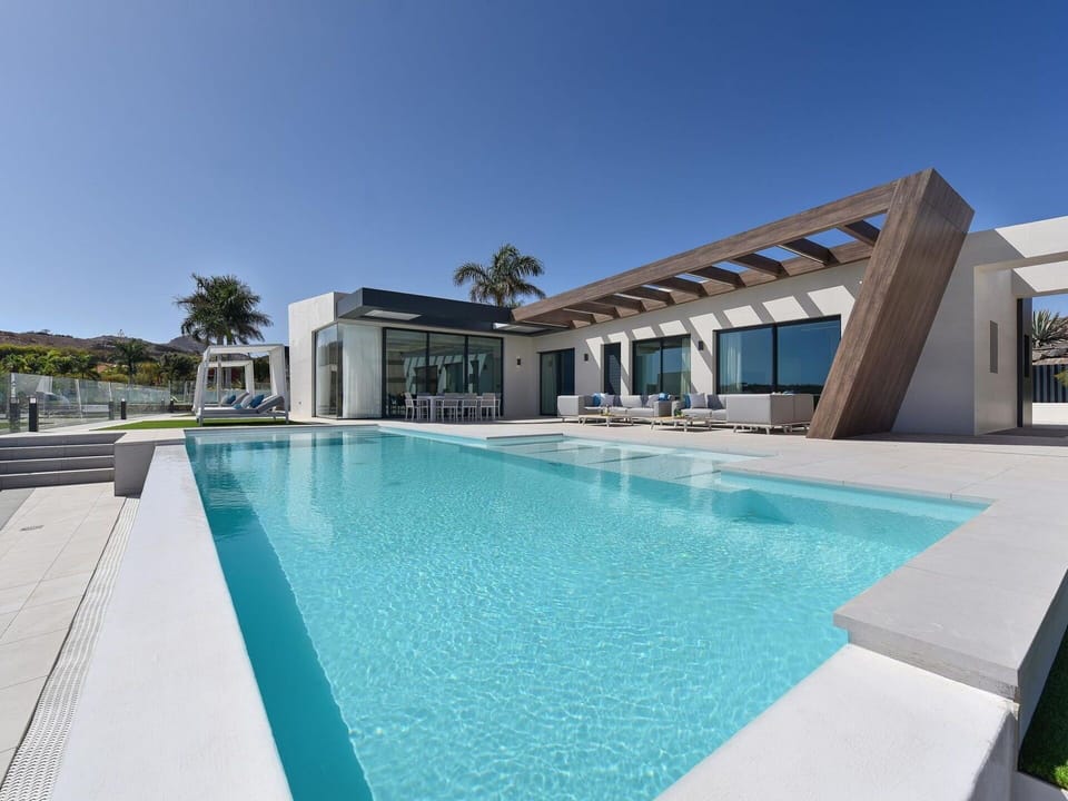 Water, Sky, Swimming Pool, Tree, Azure, Outdoor Furniture, Sunlounger, Leisure, Shade, Arecales