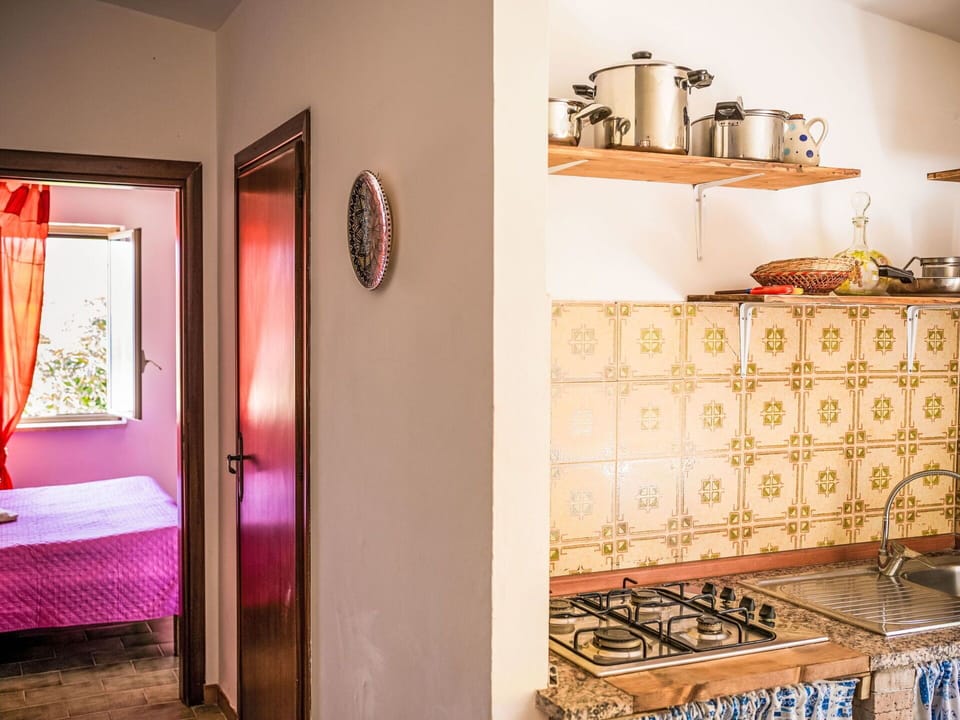 Property, Building, Cabinetry, Wood, Interior Design, Textile, Shelving, Lighting, Architecture