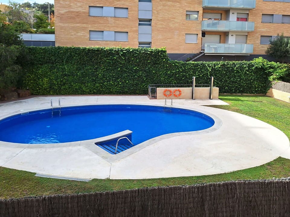 Water, Plant, Window, Building, Swimming Pool, Rectangle, Shade, Outdoor Furniture, Urban Design, Composite Material