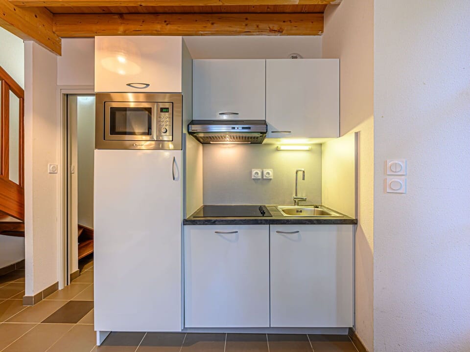 Sky, Water, Building, Property, Plant, Azure, Swimming Pool, Cloud, Leisure, Window