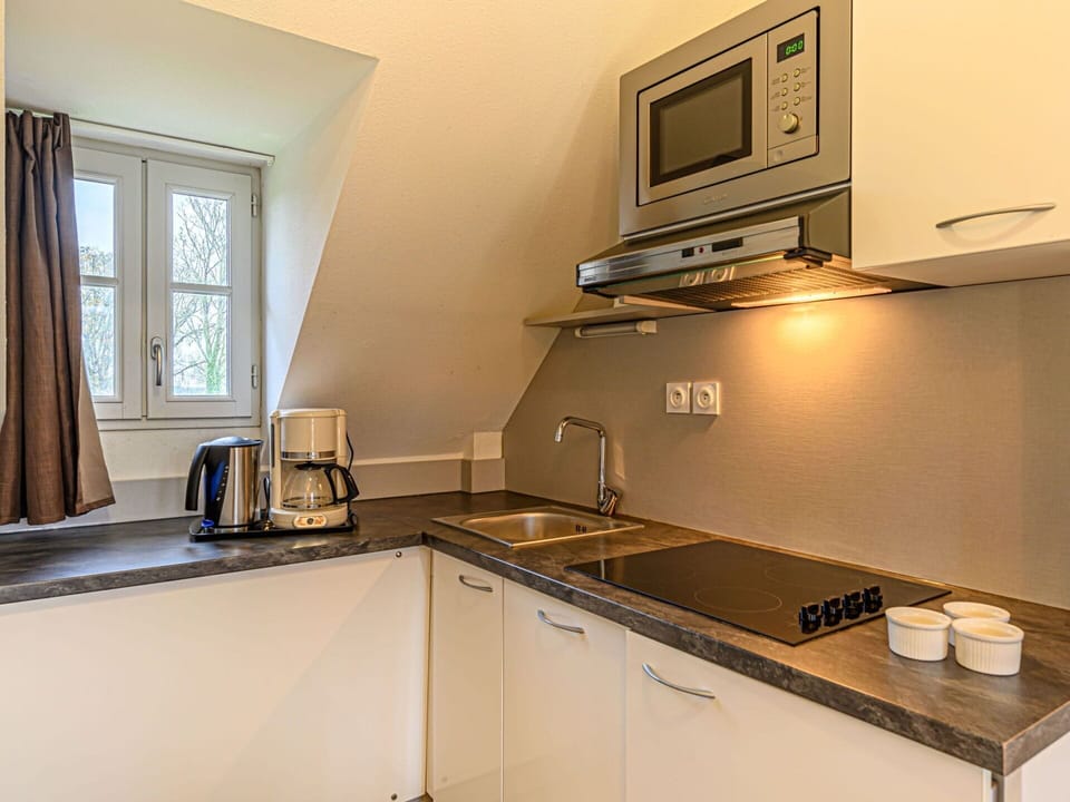 Countertop, Kitchen Sink, Cabinetry, Property, Sink, Window, Kitchen Stove, Kitchen, Tap, Home Appliance