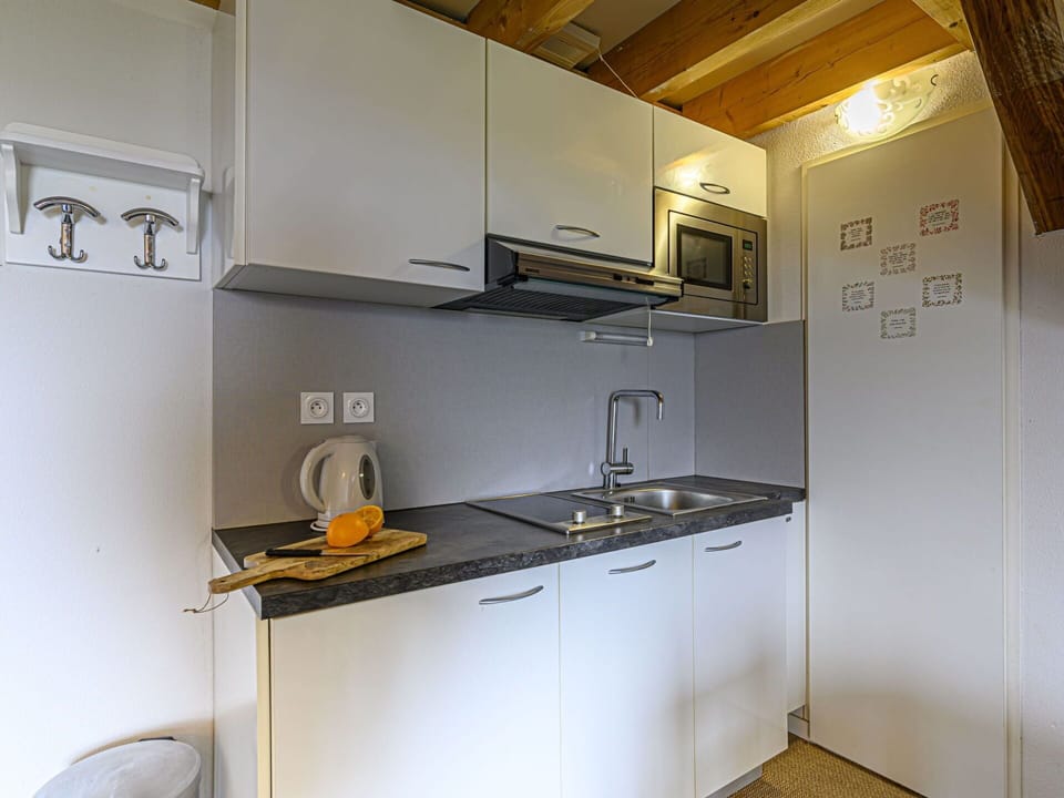 Car, Plant, Building, Cloud, Sky, Wheel, Daytime, Vehicle, Tree