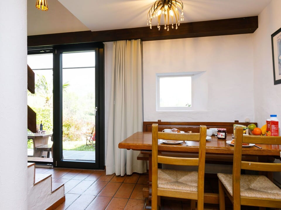 Table, Furniture, Property, Window, Building, Plant, Wood, Lighting, Interior Design, House