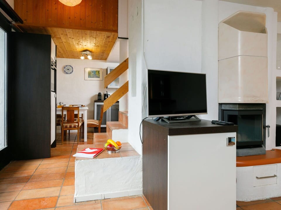Furniture, Building, Cabinetry, Wood, Wall, Flooring, Living Room, Real Estate, Curtain, Table