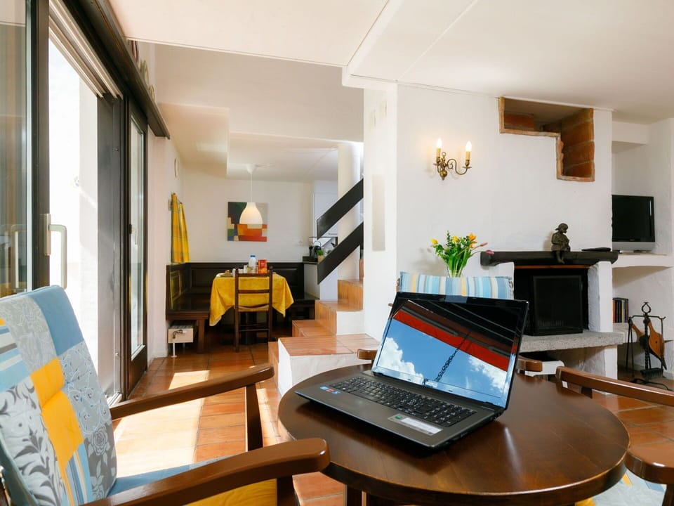 Table, Furniture, Building, Plant, Chair, Houseplant, Computer Desk