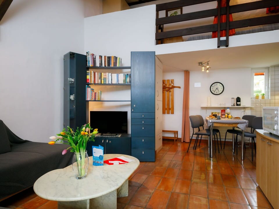 Table, Furniture, Property, Flower, Building, Shelf, Architecture, Interior Design, Plant, House