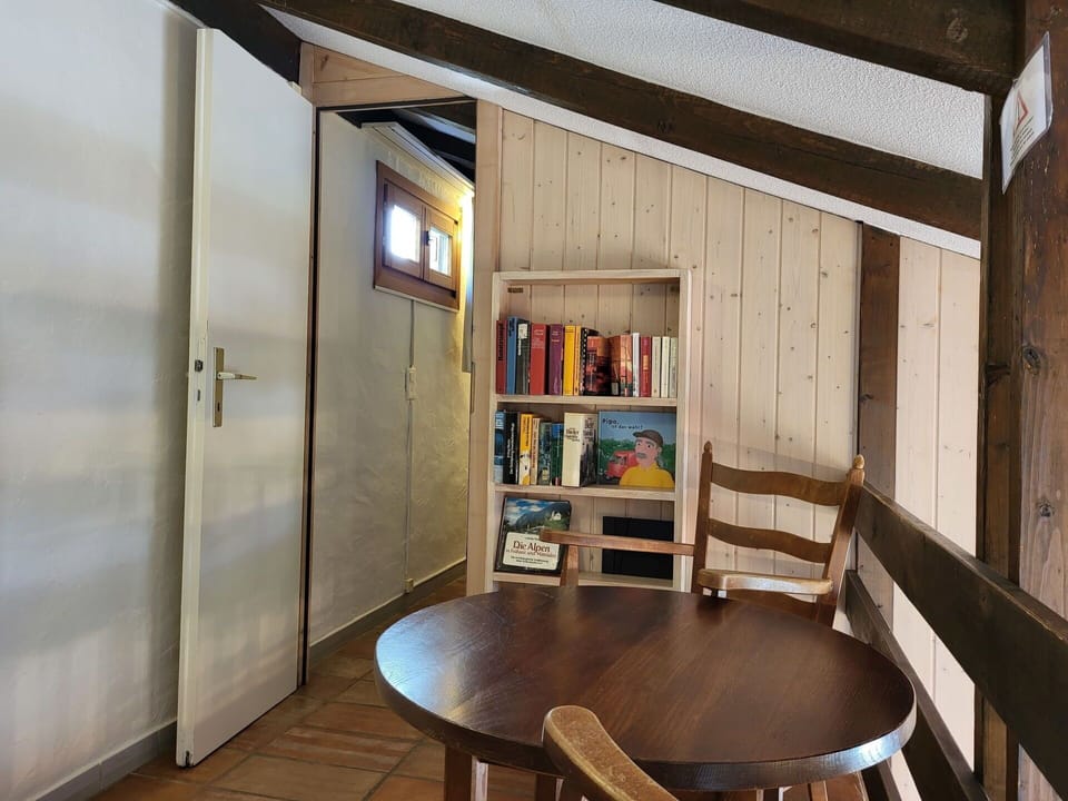 Table, Furniture, Property, Bookcase, Shelf, Wood, Interior Design, Building, Shelving, Chair