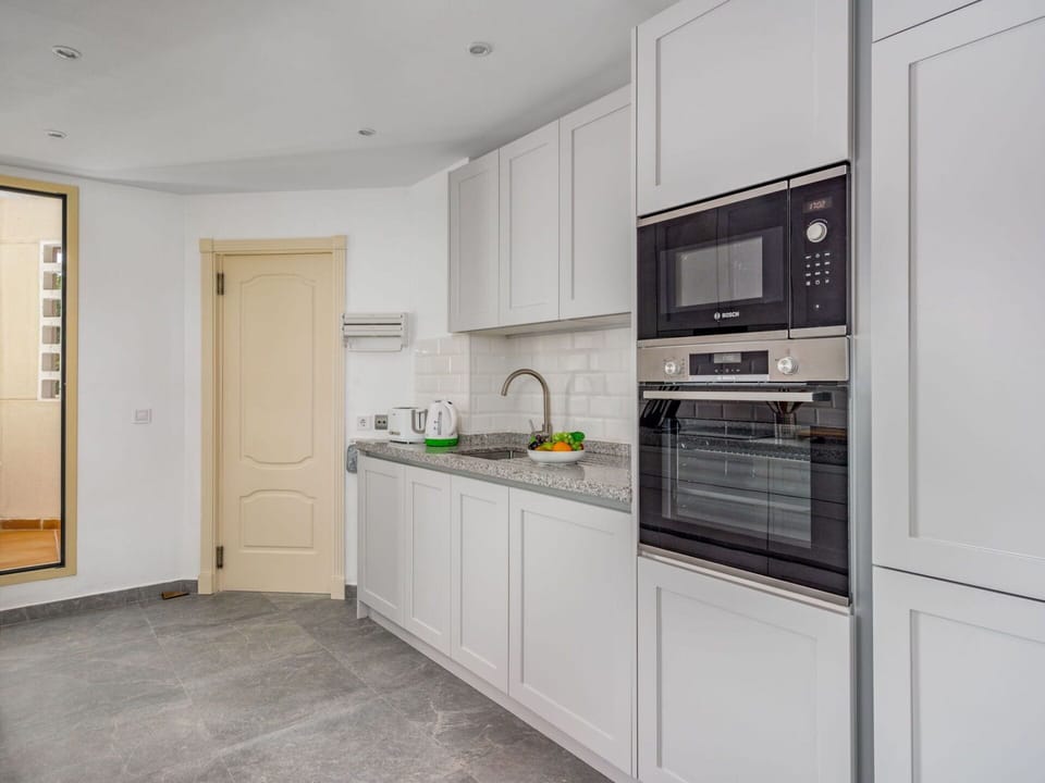 Cabinetry, Property, Countertop, Kitchen Appliance, Home Appliance, Kitchen Stove, Building, Interior Design, Kitchen