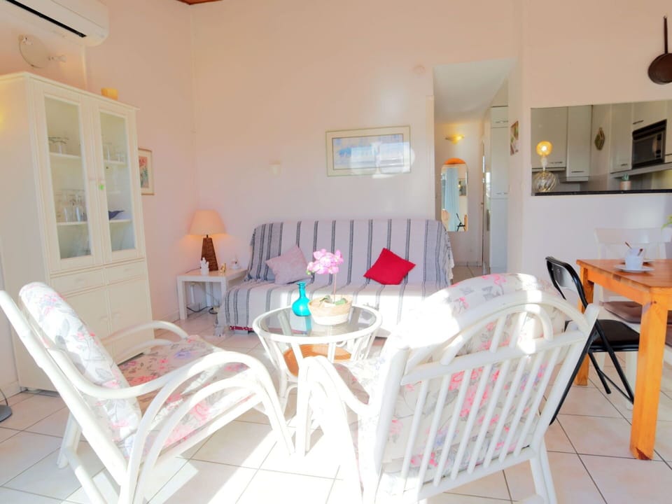 Table, Furniture, Property, Chair, Wood, Interior Design, Tableware, Kitchen & Dining Room Table, Flooring, Floor