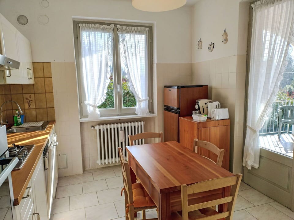 Flooring, Furniture, Wood, Floor, Interior Design, Major Appliance, Kitchen & Dining Room Table, Room, Kitchen, Countertop