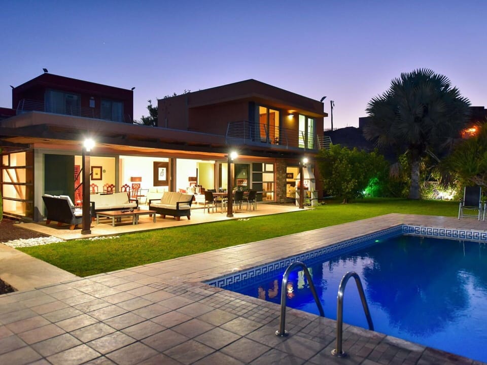Water, Building, Property, Sky, Plant, Tree, Window, Leisure, Urban Design, Swimming Pool