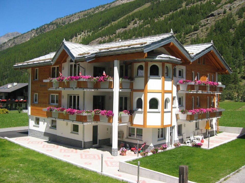Plant, Property, Building, Window, Sky, Mountain, Tree, Leisure, Residential Area, Cottage