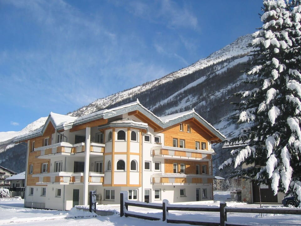 Cloud, Sky, Building, Snow, Window, Mountain, House, Slope, Tree, Residential Area