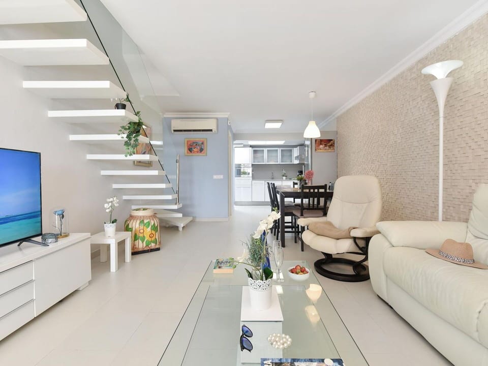 Table, Furniture, Property, Couch, Interior Design, Living Room, Houseplant, Floor, Flooring, Wall