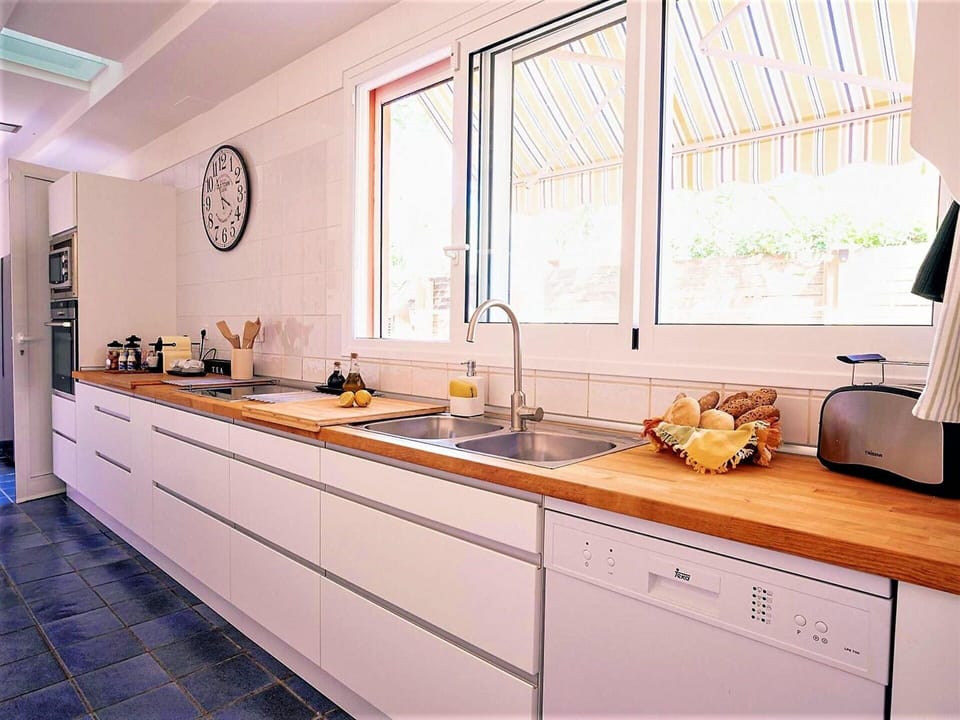 Countertop, Cabinetry, Property, Tap, Window, Sink, Kitchen, Wood, Kitchen Stove, Kitchen Sink
