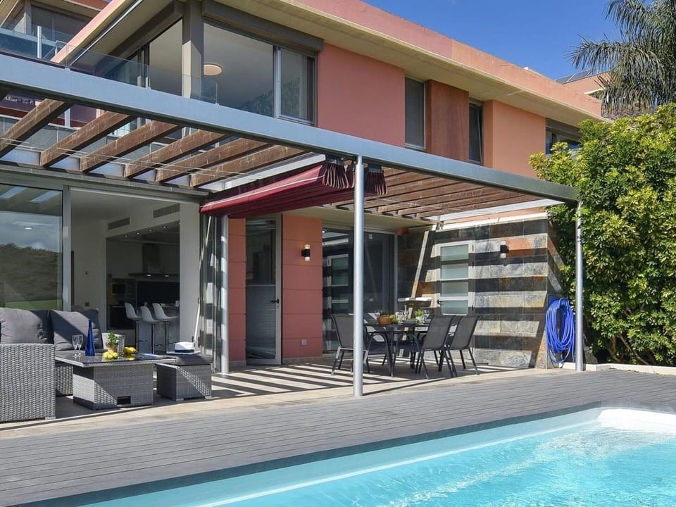 Water, Property, Shade, Swimming Pool, Architecture, Chair, Window, Outdoor Furniture, Door, Residential Area