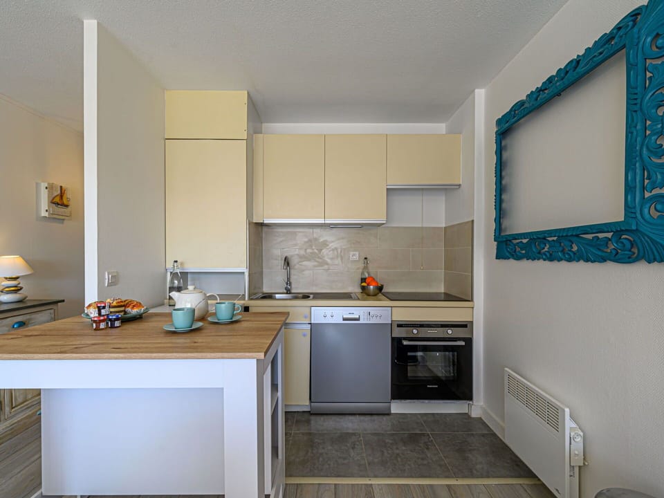 Property, Countertop, Cabinetry, Kitchen Sink, Tap, Sink, Wood, Interior Design, Floor, Flooring