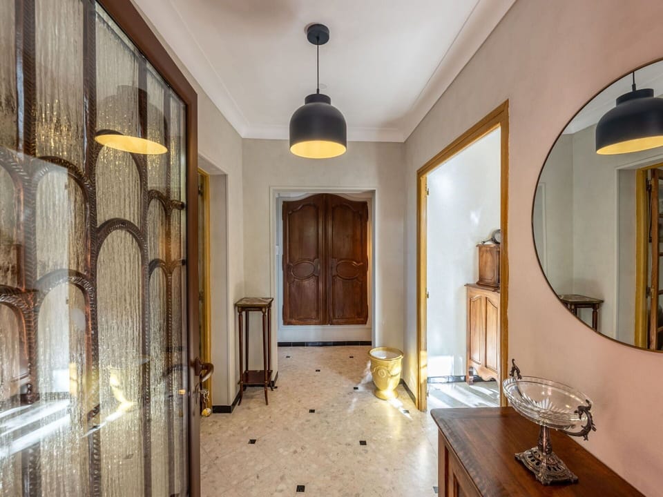 Mirror, Property, Building, Table, Wood, Interior Design, Lighting, Door, Picture Frame, Floor