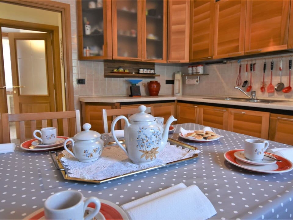 Tableware, Table, Property, Furniture, Cabinetry, Drinkware, Dishware, Coffee Cup, Cup, Plate