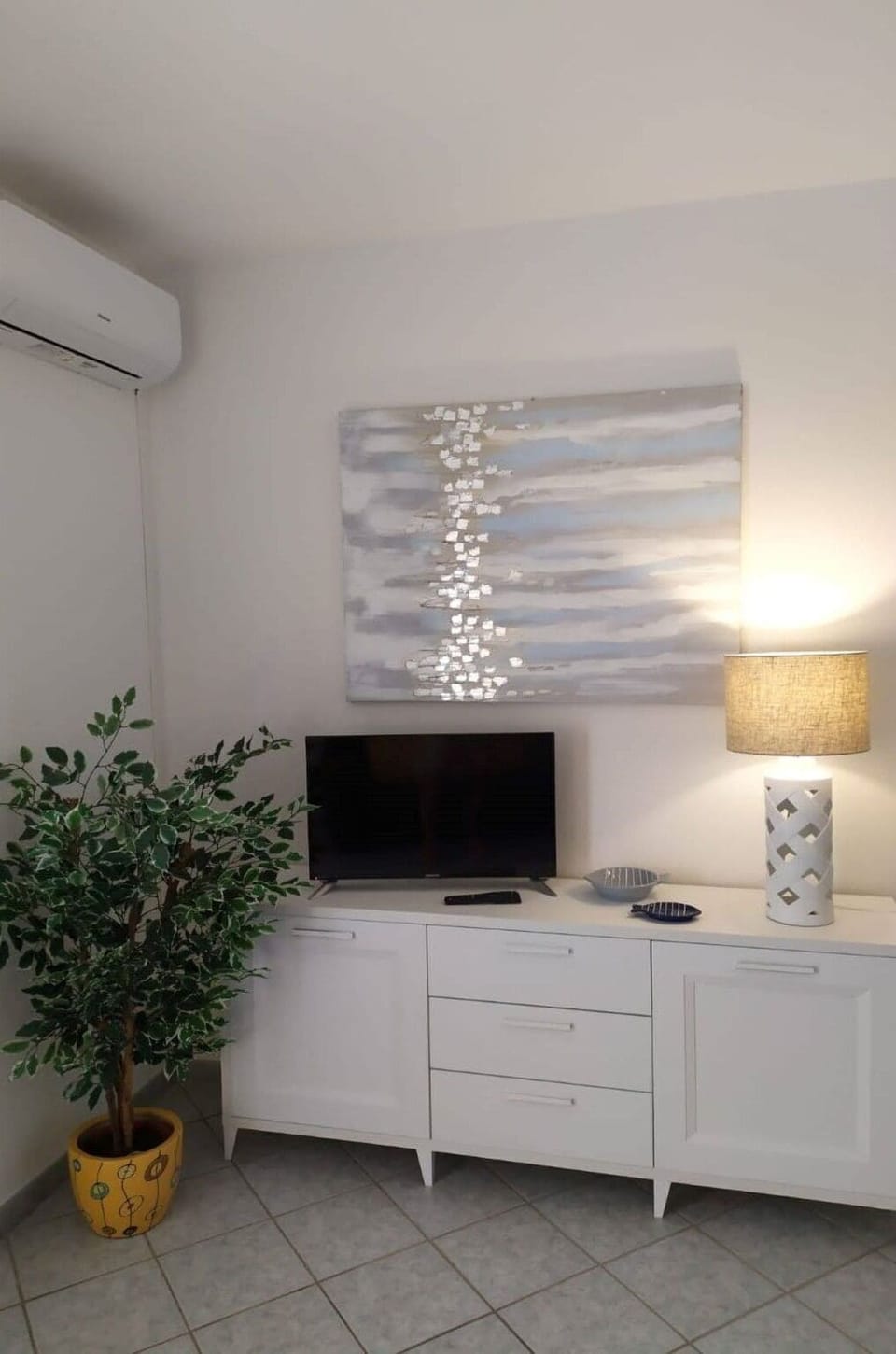 Property, Furniture, Cabinetry, Plant, Countertop, Building, Wood, Drawer, Flowerpot, Interior Design