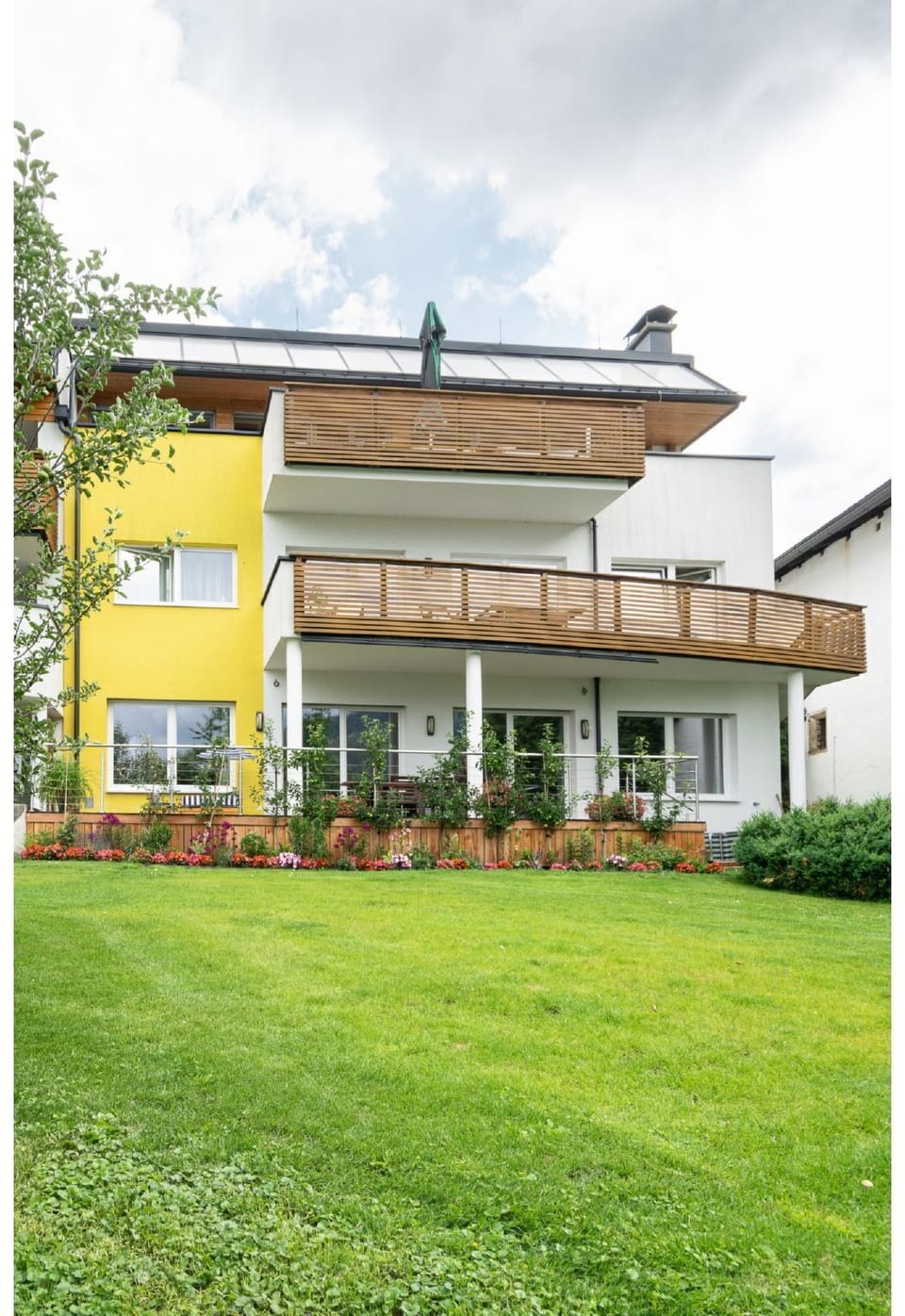 Plant, Sky, Building, Cloud, Property, Tree, House, Window, Land Lot, Grass
