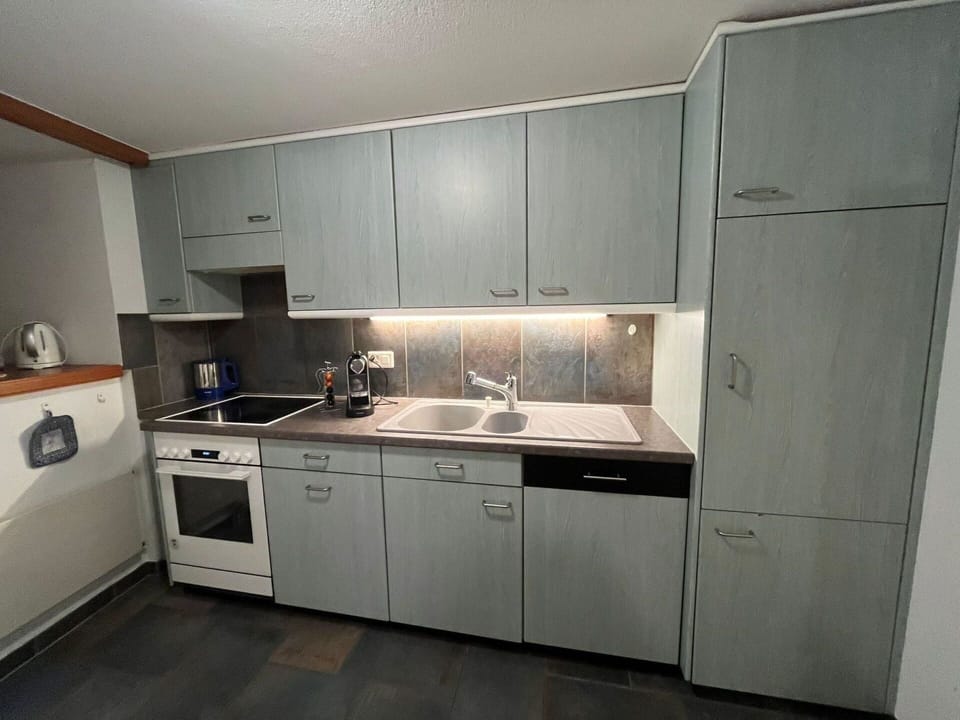 Cabinetry, Tap, Countertop, Kitchen Sink, Sink, Property, Kitchen Stove, Kitchen, Building, Kitchen Appliance
