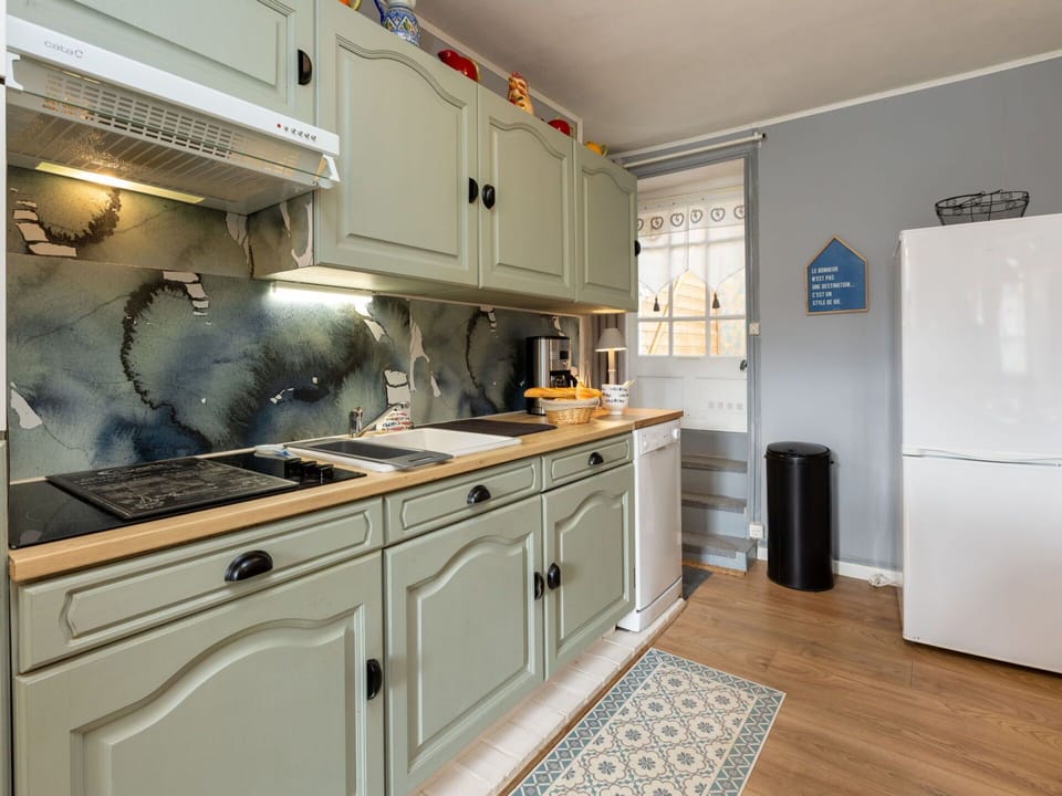 Sky, Building, Plant, Wood, Mountain, Land Lot, Urban Design, Landscape, Real Estate, Facade